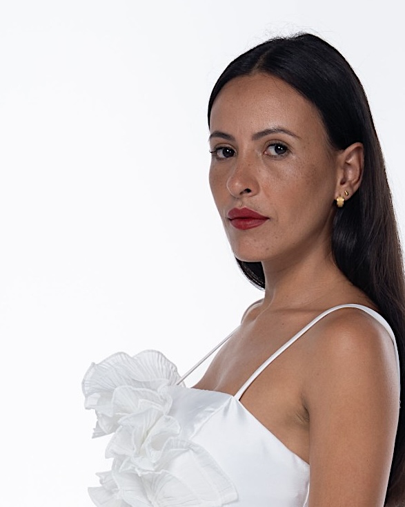Sculpted skin and a deep red lip